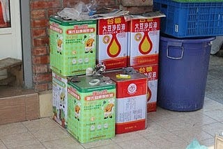 一桶桶的回收廢油，平均一公斤可以做五大塊「中華豆腐」和莊的香皂。郭恩汝／攝影