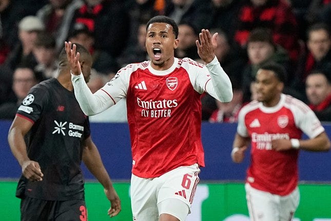 Reaksi Gabriel Magalhaes dalam laga Bayer Leverkusen vs Arsenal di leg pertama 16 besar Liga Champions 2025/2026, Kamis (12/3/2026). © AP Photo/Martin Meissner