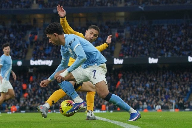 Pemain Manchester City Omar Marmoush (kiri) dijatuhkan oleh pemain Wolves Joao Gomes pada laga Premier League/Liga Inggris antara Man City vs Wolves, 24 Januari 2026 © AP Photo/Ian Hodgson
