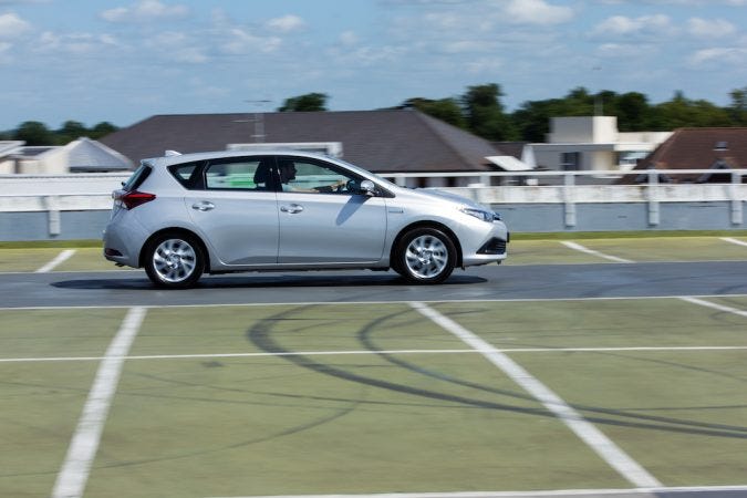 2015-Auris-Hybrid-exterior-dynamic-PC-18