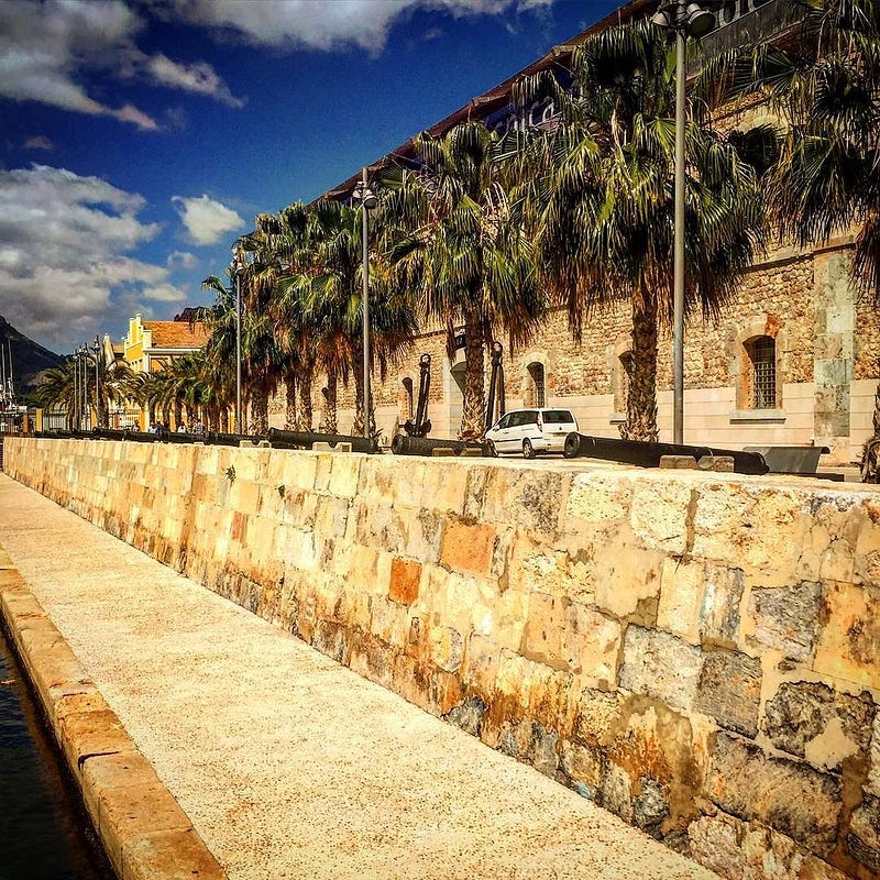 Batería de cañones a la entrada del Arsenal de Cartagena