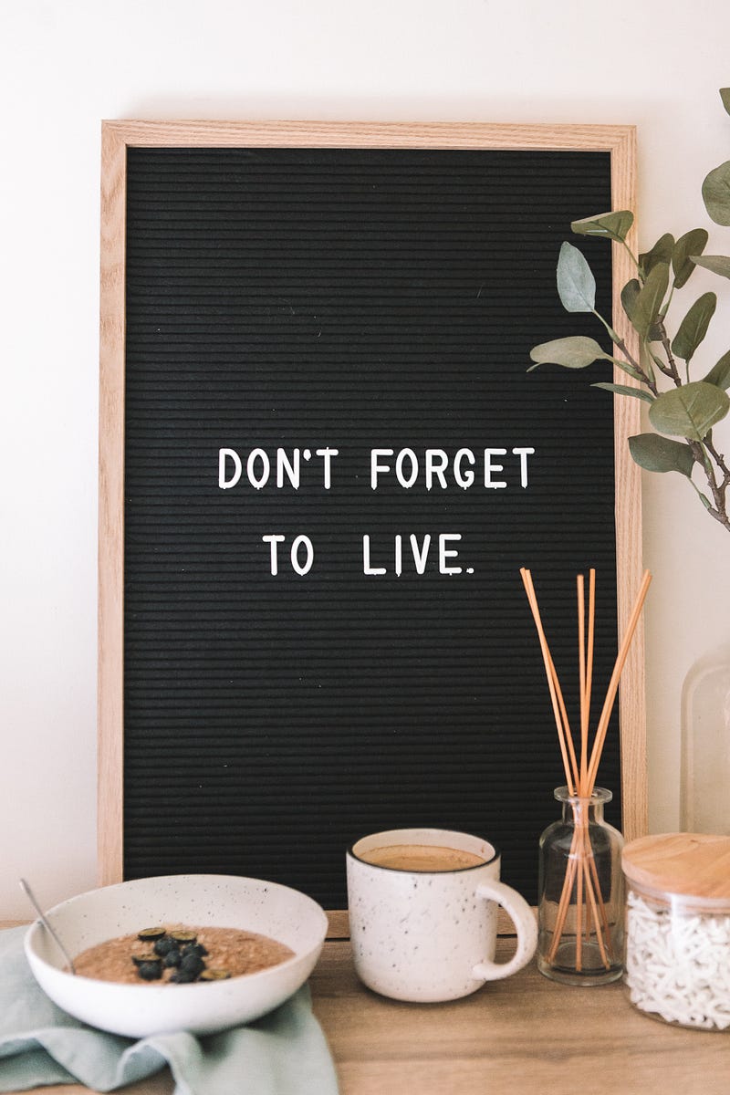 black board saying dont forget to live