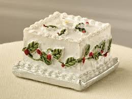 A beautifully decorated attractive square shaped blooper with flowers and leaves on surface
