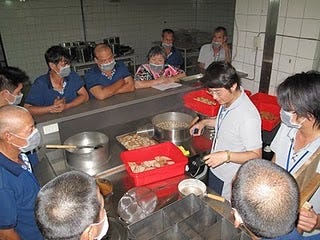 陳大德教導遊民們上職能課程　熱食冰品班／社會重建中心提供
