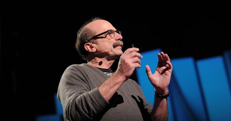 Foto do designer David Kelley, enquanto ele dá uma palestra.