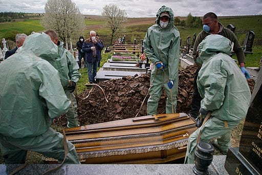 Burial of deceased COVID-19 patient during pandemic in Ukraine. Chernivtsi, Ukraine; Mstyslav Chernov, CC BY-SA 4.0 , via Wikimedia Commons