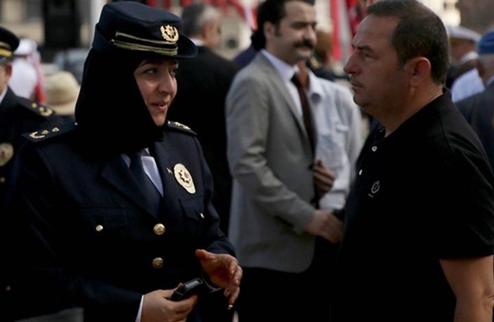 صورة تاريخية.. أول امرأة محجبة في الشرطة التركية