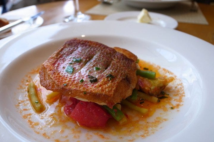 sauteed red snapper 然後那面一大串看不懂的英文，反正就是炒紅笛鯛