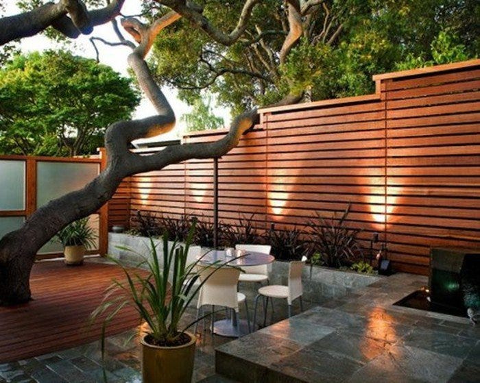 Gartengestaltung-Sichtschutz-holz-hinterbeleuchtung-sitzgruppe-bodenfliesen