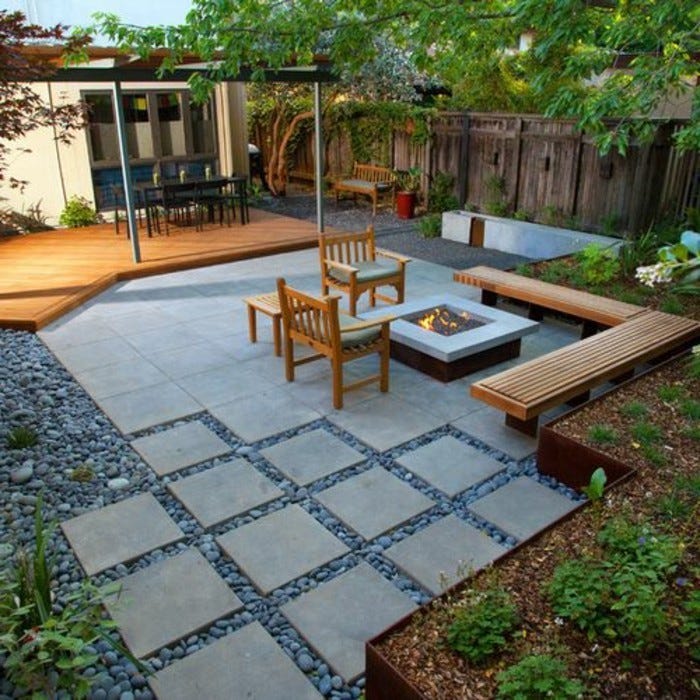 gartengestaltung-mit-holzsitzbänke-feuerstelle-und-stein
