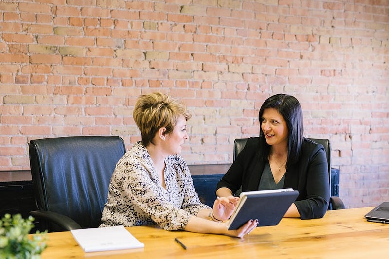 decor - two colleagues in a meeting