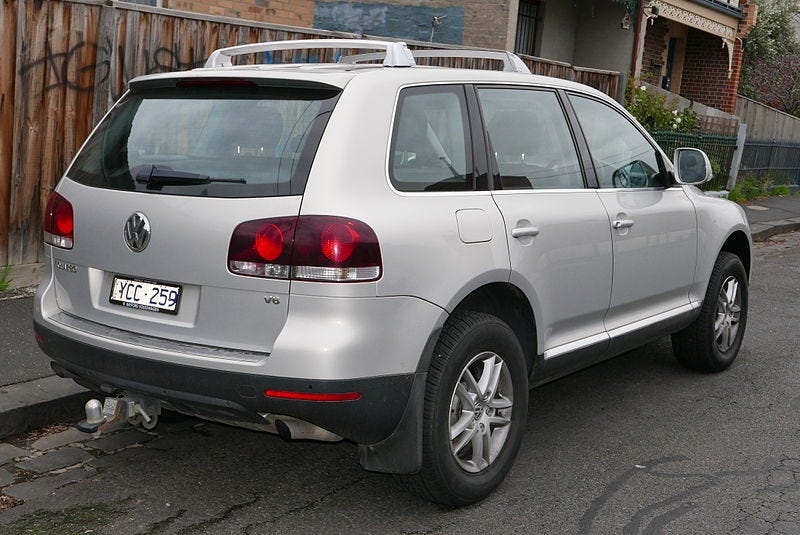 A picture of a silver 2009 Volkswagen Touareg