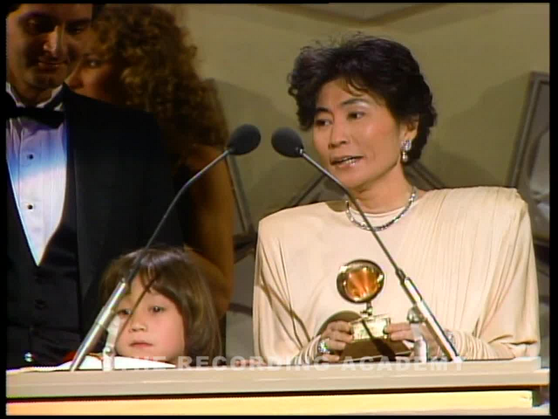 Yoko Ono y su hijo reciben el Grammy otorgado a John Lennon en 1981 |