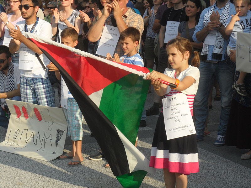 Niños de lugares tan lejanos como Liubliana, en Eslovenia, participan en un mitin contra la violencia israelí en la Franja de Gaza, el 18 de julio de 2014. (Mzaplotnik en Wikimedia)