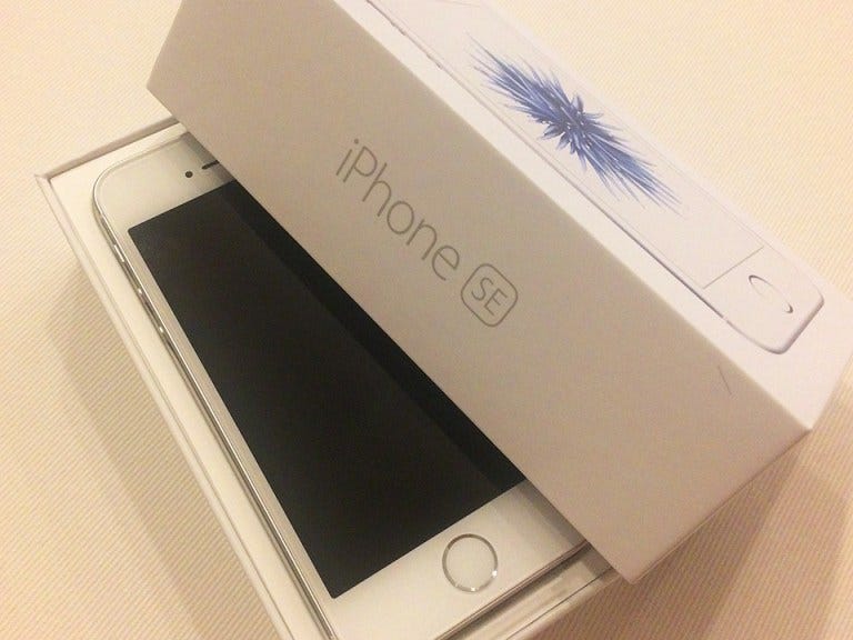 iphone-se-review-unboxing-2