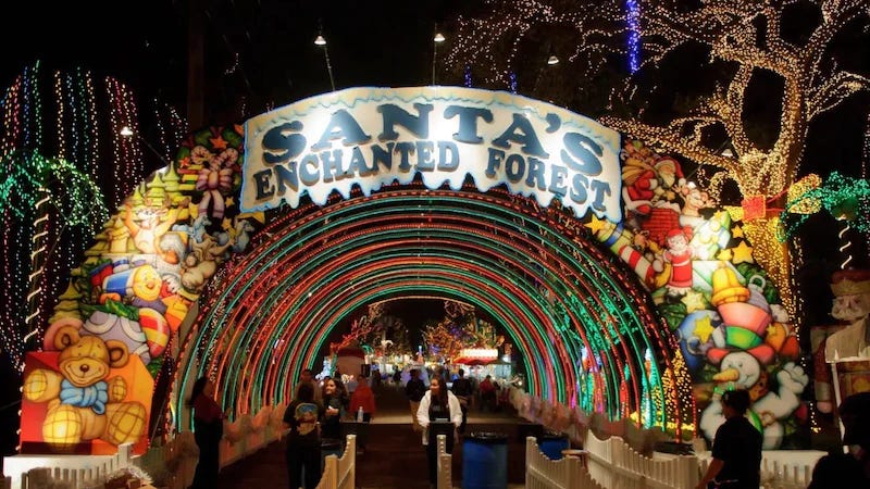 Entrance to Sant’as Enchanted. Forest decorated with Christmas lights