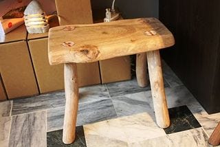 原愛木工坊製作的漂流木椅。顏嘉琪／攝影