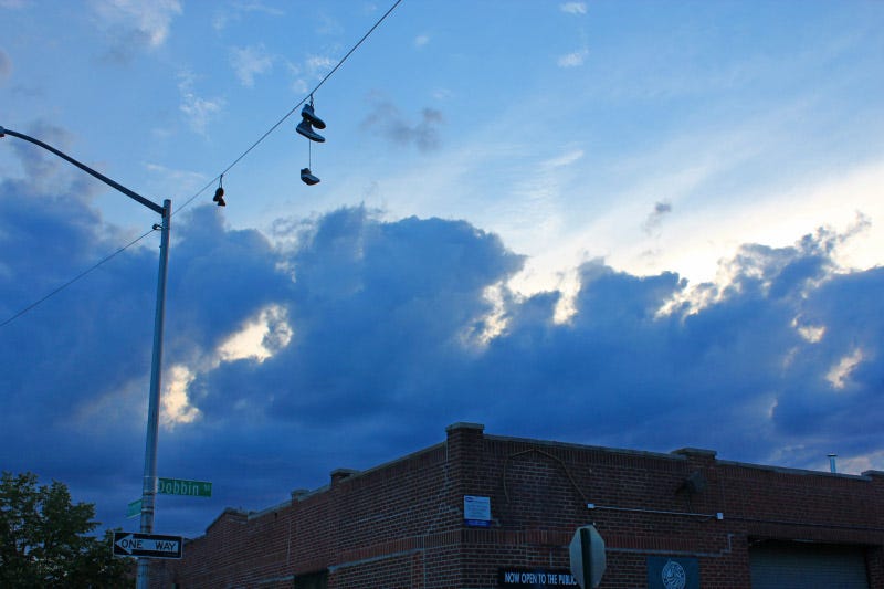 Unas sneakers colgando de unas líneas eléctricas, una imagen que se repite por todo Brooklyn y también por muchas ciudades.