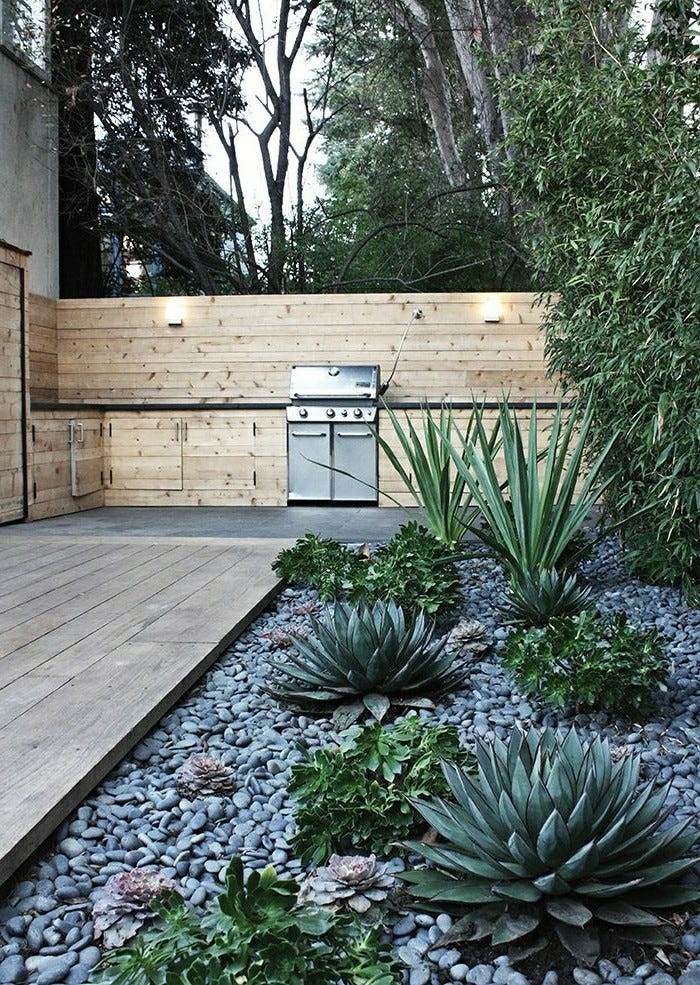 moderne-gartengestaltung-mit-grill-holz-sichtschutz
