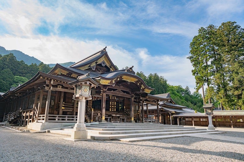The main hall of the venerable Yahiko Shrine in Niigata Prefecture