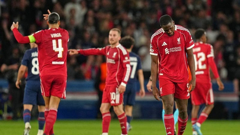 Pemain Liverpool, Ibrahima Konate, menundukkan kepala di akhir pertandingan leg pertama perempat final Liga Champions kontra PSG, Kamis (9/4/2026) dini hari WIB. © AP Photo/Aurelien Morissard