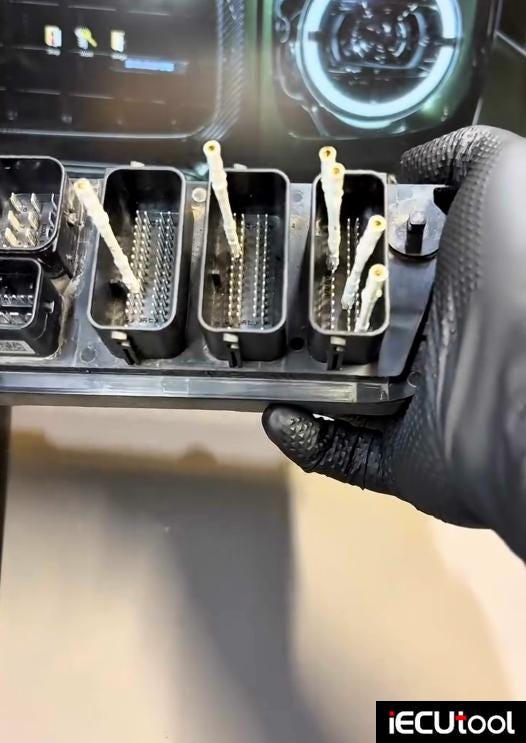 FormulaFlash Read BMW MEVD17.2.3 ECU on Bench