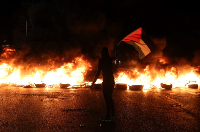 Manifestantes palestinos queman neumáticos durante los enfrentamientos
con las fuerzas israelíes tras una manifestación en apoyo de los presos
políticos en el puesto de control de Huwara, cerca de la ciudad de
Naplusa, en Cisjordania, el 8 de septiembre. (Foto: stringer /
APA)