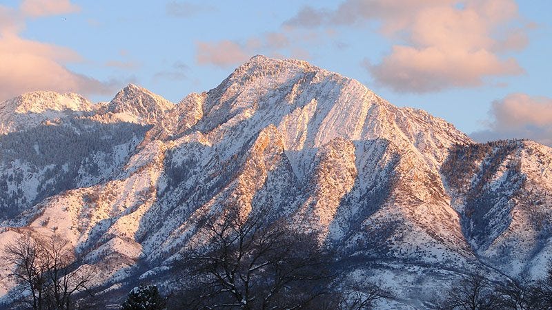 Un Monte Olimpo cubierto de nieve en Salt Lake City bajo un sol poniente. 
