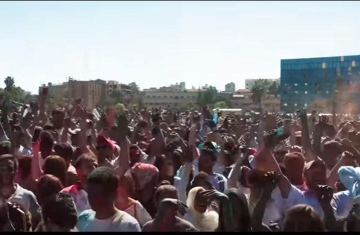 موالو الأسد يحتفلون بالألوان بدمشق وآخرون يذكرون بقتلى قواته