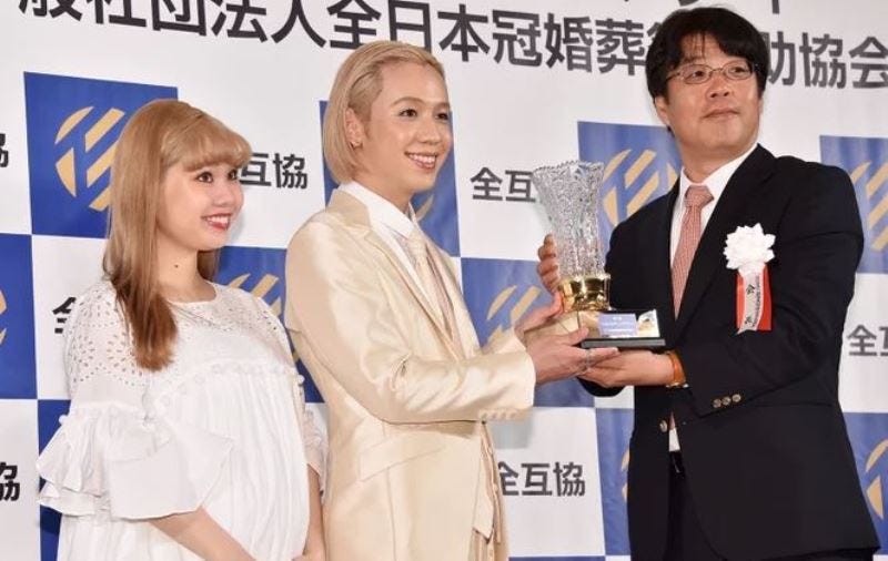 Ryuchell and Peco receiving the Best Wedding Award