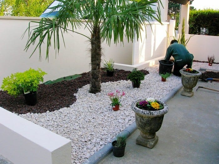 moderne-gartengestaltung-bepflanzung-mit-steinen-blumen-pflanzkübel