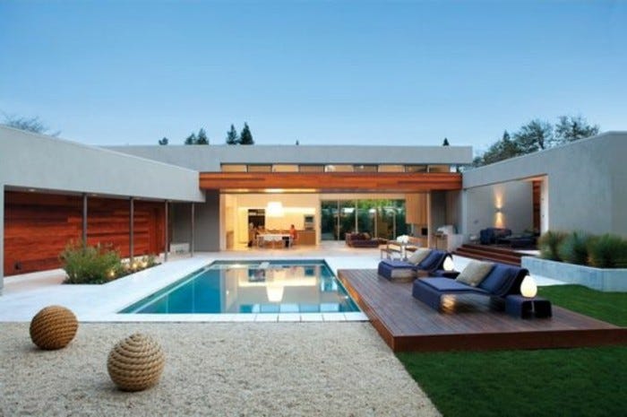 moderne-gartengestaltung-mit-schwimmbecken-und-loungemöbeln
