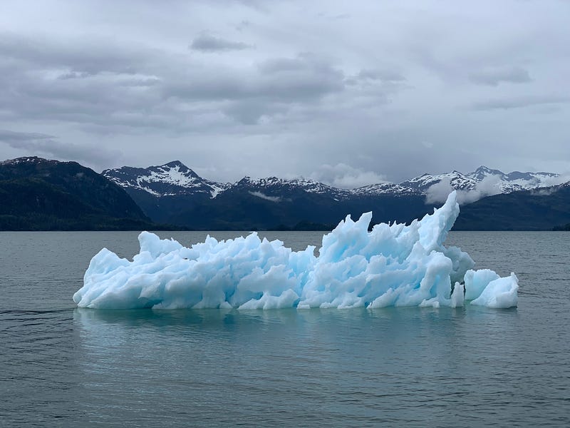 Gunung es yang mencair di sekitar kutub