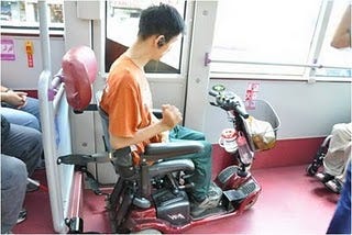 身障者搭乘公車。 照片行無礙協會提供。