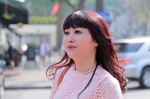 Những dấu vết thời gian trên đôi mắt của nữ doanh nhân U40 Thanh Hà như được xóa bỏ, thay vào đó là ánh nhìn rạng rỡ và tinh anh