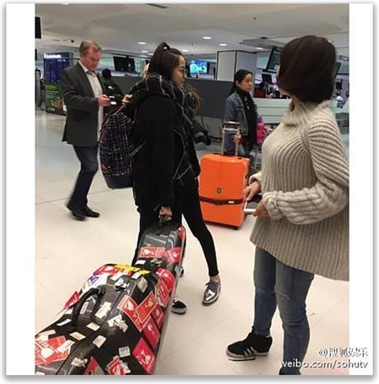 欧阳娜娜机场踩推车，竟引得陈学冬点赞