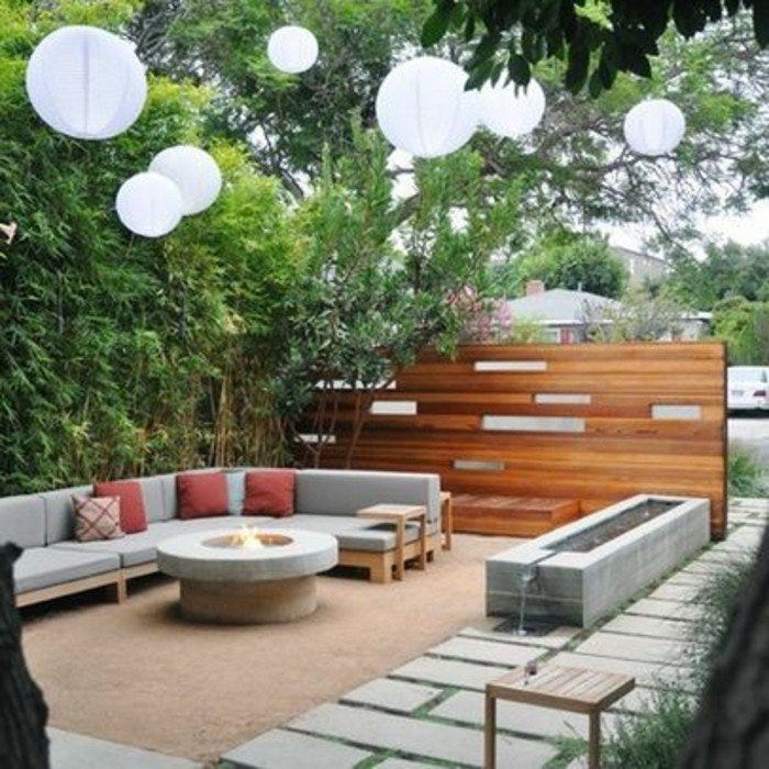 Gartengestaltung-Beispiele-sitzecke-sichtschutz-aus-holz-
