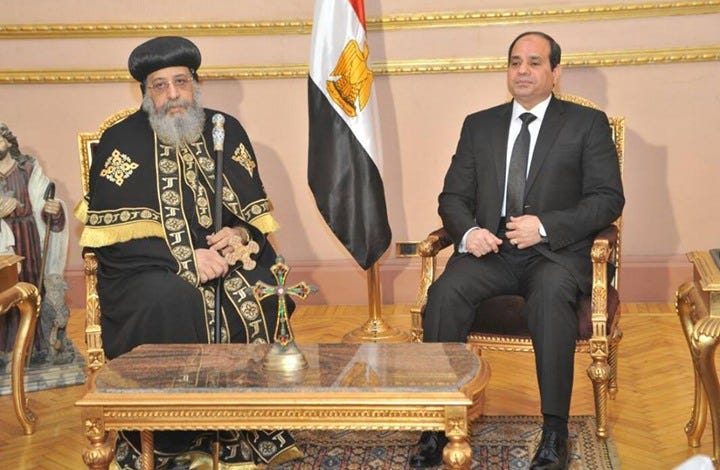 السيسي يسترضي تواضروس بتمرير "بناء الكنائس" دون تعديل