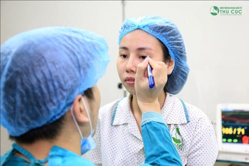Khách hàng Cao Thu Nga được khách bác sĩ chuyên khoa tại Thu Cúc đo vẽ và tiến hành phẫu thuật an toàn. Cô rất hài lòng với kết quả làm đẹp cũng như phong cách phục vụ tận tình, chu đáo tại đây.