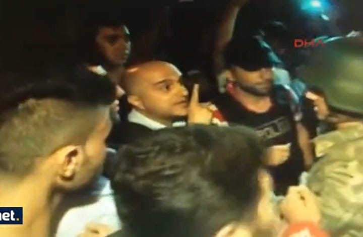 مسؤول أمن بإسطنبول يصرخ بانقلابي: عودوا إلى بيوتكم (فيديو)