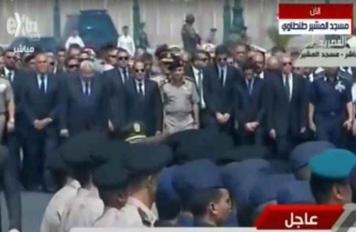 تشييع أحمد زويل بجنازة عسكرية تقدمها السيسي (شاهد)