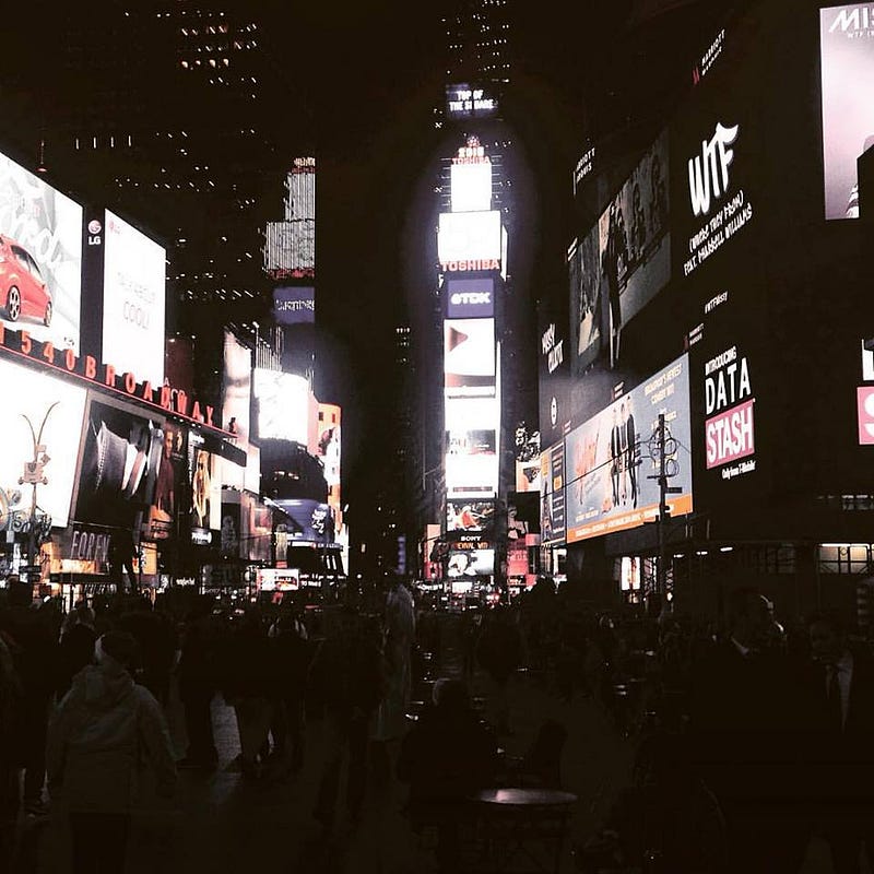 Der Times Square bei Nacht.