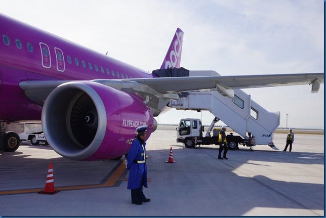 樂桃航空 搭機初體驗 開箱文 KIX 關西機場第二航廈 圖多 Peach LCC — 2013 跨年京都行   機場懶人包 - 這裡胡說 JL TALKS