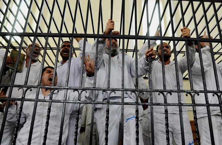نشطاء للسيسي: بل يوجد آلاف المعتقلين.. وهذه قصصهم