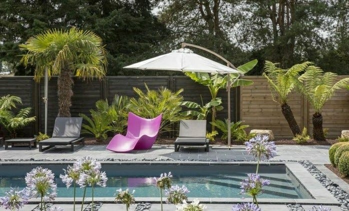 moderne-gartengestaltung-mit-loungemöbel-und-schwimmbecken