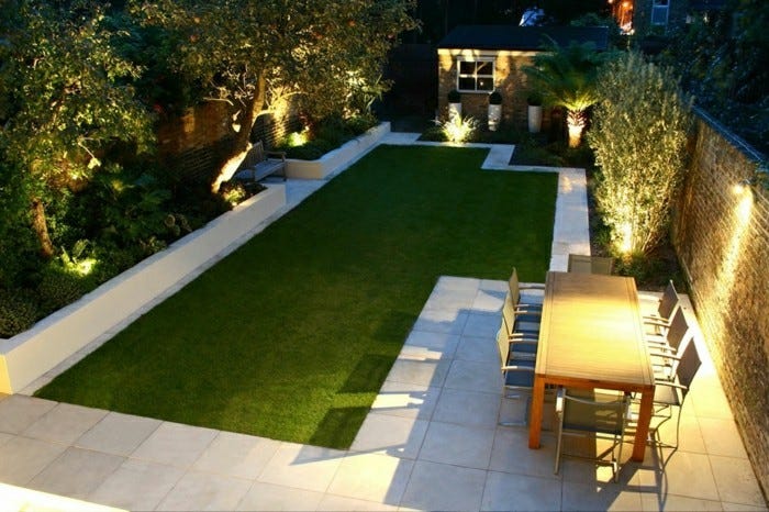 moderne-gartengestaltung-am-abend-mit-beleuchtung-und-rasenfläche