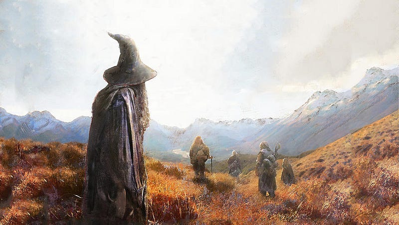 Uma pintura de senhor dos anéis que mostra um mago de chapéu pontudo de costas vestindo vestes cinzas, companheiros pequeninos a frente desbravando uma pradaria marrom e montanhas ao fundo