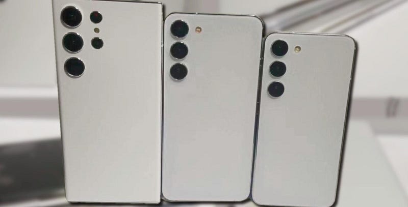 תמונה של שלושה סמארטפונים של סמסונג מדגם סמסונג גלקסי S23.