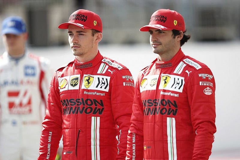 Leclerc e Sainz continuam na Ferrari para a próxima temporada da Fórmula 1. 