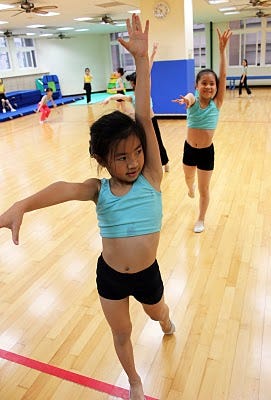 麗湖國小有氧體操隊的小朋友利用放學時間練習，雖然辛苦，仍可見他們樂在其中。余承翰／攝影